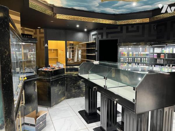 IMMEUBLE avec RDC COMMERCIAL LIBRE et 2 logements loués