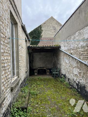 IMMEUBLE avec RDC COMMERCIAL LIBRE et 2 logements loués