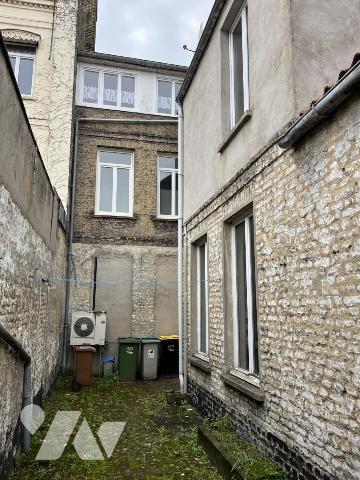 IMMEUBLE avec RDC COMMERCIAL LIBRE et 2 logements loués