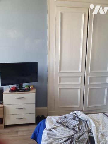 IMMEUBLE avec RDC COMMERCIAL LIBRE et 2 logements loués