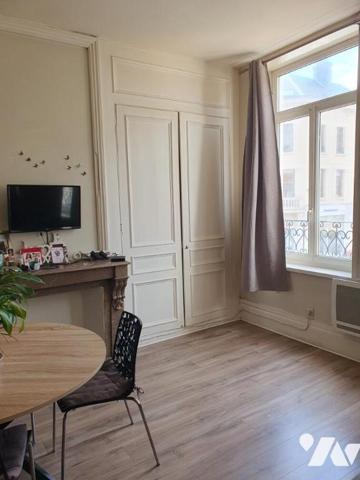 IMMEUBLE avec RDC COMMERCIAL LIBRE et 2 logements loués