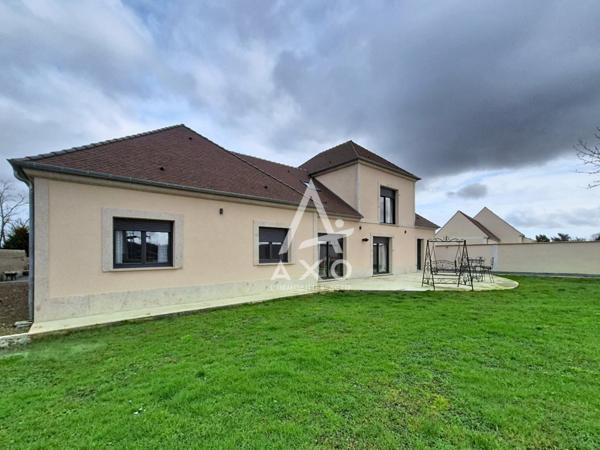 Maison familiale récente 2023  Plus de 220 m²  4 chambres  À moins de 10 minutes de Beauvais