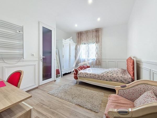 Maison familiale récente 2023  Plus de 220 m²  4 chambres  À moins de 10 minutes de Beauvais