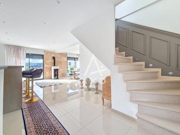 Maison familiale récente 2023  Plus de 220 m²  4 chambres  À moins de 10 minutes de Beauvais