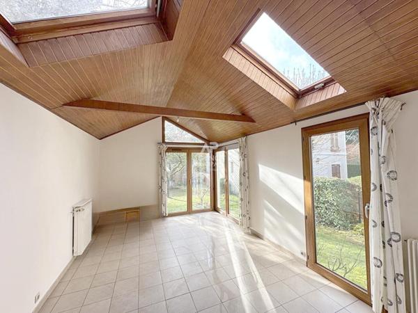 CHAVILLE - Parc Fourchon - Agréable maison de 7 pièces, 4 chambres, et jardin verdoyant €819 000 ** - Référence 647-C