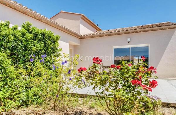 Si vous recherchez une propriété confortable et de qualité pour une résidence principale ou des séjours fréquents les week-ends et pour les vacances au bord de la Méditerranée, alors cette propriété mérite votre intérêt.

Cette villa plain-pied spacieuse et lumineuse est composée de 7 pièces, 3 chambres, avec une belle hauteur sous plafond de 2,6 m, et une grand piscine chauffée, 3 terrasses et un petit jardin potager. Elle a été construite sur mesure sur une parcelle environ de 445 m² dans un quartier résidentiel calme et recherché, mais proche du centre du village, à seulement 5 minutes de la mer avec de magnifiques plages de sable fin entre Port-la-Nouvelle et La Franqui (Leucate). 

La villa étant vendue presque entièrement meublée, vous n’avez plus qu’à poser vos valises et  réaliser immédiatement votre rêve, profitez du doux et magique climat méditerranéen. Bien adaptée aux personnes à la mobilité réduite: porte d’entrée 87cm extensible à 1m27, couloir 1m25 et toutes les portes intérieures 80 cm.

Construction traditionnelle avec toit en tuiles maçonnées et gouttières alu. Double vitrage, volets roulants, climatisation réversible, chauffage central gaz, store banne, carrelage, cuisine ouverte bien équipée avec électroménagers récents, système de surveillance avec caméras extérieures.

Cette villa est prête à vous accueillir ! Contactez-moi pour une visite privée.
