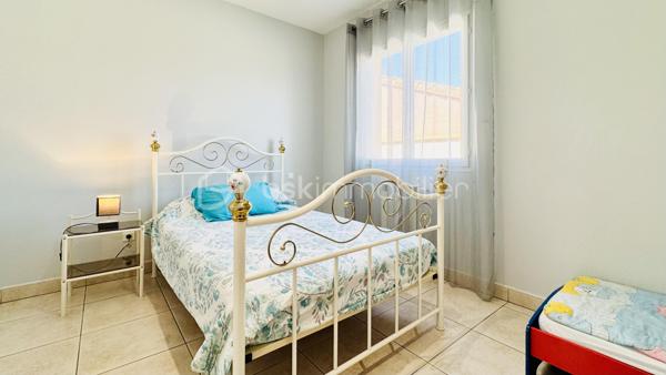 Si vous recherchez une propriété confortable et de qualité pour une résidence principale ou des séjours fréquents les week-ends et pour les vacances au bord de la Méditerranée, alors cette propriété mérite votre intérêt.

Cette villa plain-pied spacieuse et lumineuse est composée de 7 pièces, 3 chambres, avec une belle hauteur sous plafond de 2,6 m, et une grand piscine chauffée, 3 terrasses et un petit jardin potager. Elle a été construite sur mesure sur une parcelle environ de 445 m² dans un quartier résidentiel calme et recherché, mais proche du centre du village, à seulement 5 minutes de la mer avec de magnifiques plages de sable fin entre Port-la-Nouvelle et La Franqui (Leucate). 

La villa étant vendue presque entièrement meublée, vous n’avez plus qu’à poser vos valises et  réaliser immédiatement votre rêve, profitez du doux et magique climat méditerranéen. Bien adaptée aux personnes à la mobilité réduite: porte d’entrée 87cm extensible à 1m27, couloir 1m25 et toutes les portes intérieures 80 cm.

Construction traditionnelle avec toit en tuiles maçonnées et gouttières alu. Double vitrage, volets roulants, climatisation réversible, chauffage central gaz, store banne, carrelage, cuisine ouverte bien équipée avec électroménagers récents, système de surveillance avec caméras extérieures.

Cette villa est prête à vous accueillir ! Contactez-moi pour une visite privée.