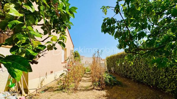 Si vous recherchez une propriété confortable et de qualité pour une résidence principale ou des séjours fréquents les week-ends et pour les vacances au bord de la Méditerranée, alors cette propriété mérite votre intérêt.

Cette villa plain-pied spacieuse et lumineuse est composée de 7 pièces, 3 chambres, avec une belle hauteur sous plafond de 2,6 m, et une grand piscine chauffée, 3 terrasses et un petit jardin potager. Elle a été construite sur mesure sur une parcelle environ de 445 m² dans un quartier résidentiel calme et recherché, mais proche du centre du village, à seulement 5 minutes de la mer avec de magnifiques plages de sable fin entre Port-la-Nouvelle et La Franqui (Leucate). 

La villa étant vendue presque entièrement meublée, vous n’avez plus qu’à poser vos valises et  réaliser immédiatement votre rêve, profitez du doux et magique climat méditerranéen. Bien adaptée aux personnes à la mobilité réduite: porte d’entrée 87cm extensible à 1m27, couloir 1m25 et toutes les portes intérieures 80 cm.

Construction traditionnelle avec toit en tuiles maçonnées et gouttières alu. Double vitrage, volets roulants, climatisation réversible, chauffage central gaz, store banne, carrelage, cuisine ouverte bien équipée avec électroménagers récents, système de surveillance avec caméras extérieures.

Cette villa est prête à vous accueillir ! Contactez-moi pour une visite privée.