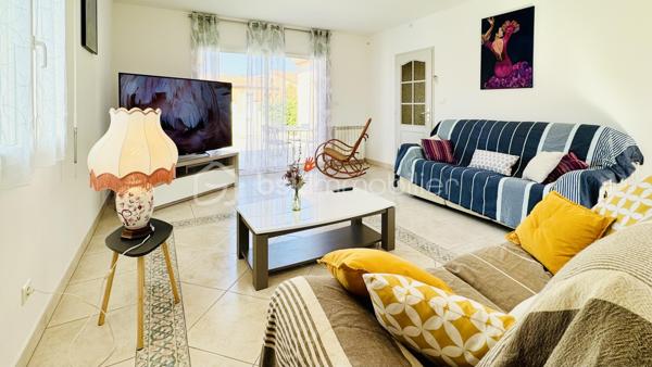 Si vous recherchez une propriété confortable et de qualité pour une résidence principale ou des séjours fréquents les week-ends et pour les vacances au bord de la Méditerranée, alors cette propriété mérite votre intérêt.

Cette villa plain-pied spacieuse et lumineuse est composée de 7 pièces, 3 chambres, avec une belle hauteur sous plafond de 2,6 m, et une grand piscine chauffée, 3 terrasses et un petit jardin potager. Elle a été construite sur mesure sur une parcelle environ de 445 m² dans un quartier résidentiel calme et recherché, mais proche du centre du village, à seulement 5 minutes de la mer avec de magnifiques plages de sable fin entre Port-la-Nouvelle et La Franqui (Leucate). 

La villa étant vendue presque entièrement meublée, vous n’avez plus qu’à poser vos valises et  réaliser immédiatement votre rêve, profitez du doux et magique climat méditerranéen. Bien adaptée aux personnes à la mobilité réduite: porte d’entrée 87cm extensible à 1m27, couloir 1m25 et toutes les portes intérieures 80 cm.

Construction traditionnelle avec toit en tuiles maçonnées et gouttières alu. Double vitrage, volets roulants, climatisation réversible, chauffage central gaz, store banne, carrelage, cuisine ouverte bien équipée avec électroménagers récents, système de surveillance avec caméras extérieures.

Cette villa est prête à vous accueillir ! Contactez-moi pour une visite privée.