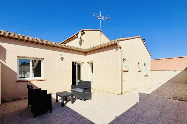 Si vous recherchez une propriété confortable et de qualité pour une résidence principale ou des séjours fréquents les week-ends et pour les vacances au bord de la Méditerranée, alors cette propriété mérite votre intérêt.

Cette villa plain-pied spacieuse et lumineuse est composée de 7 pièces, 3 chambres, avec une belle hauteur sous plafond de 2,6 m, et une grand piscine chauffée, 3 terrasses et un petit jardin potager. Elle a été construite sur mesure sur une parcelle environ de 445 m² dans un quartier résidentiel calme et recherché, mais proche du centre du village, à seulement 5 minutes de la mer avec de magnifiques plages de sable fin entre Port-la-Nouvelle et La Franqui (Leucate). 

La villa étant vendue presque entièrement meublée, vous n’avez plus qu’à poser vos valises et  réaliser immédiatement votre rêve, profitez du doux et magique climat méditerranéen. Bien adaptée aux personnes à la mobilité réduite: porte d’entrée 87cm extensible à 1m27, couloir 1m25 et toutes les portes intérieures 80 cm.

Construction traditionnelle avec toit en tuiles maçonnées et gouttières alu. Double vitrage, volets roulants, climatisation réversible, chauffage central gaz, store banne, carrelage, cuisine ouverte bien équipée avec électroménagers récents, système de surveillance avec caméras extérieures.

Cette villa est prête à vous accueillir ! Contactez-moi pour une visite privée.