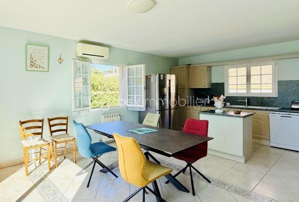Si vous recherchez une propriété confortable et de qualité pour une résidence principale ou des séjours fréquents les week-ends et pour les vacances au bord de la Méditerranée, alors cette propriété mérite votre intérêt.

Cette villa plain-pied spacieuse et lumineuse est composée de 7 pièces, 3 chambres, avec une belle hauteur sous plafond de 2,6 m, et une grand piscine chauffée, 3 terrasses et un petit jardin potager. Elle a été construite sur mesure sur une parcelle environ de 445 m² dans un quartier résidentiel calme et recherché, mais proche du centre du village, à seulement 5 minutes de la mer avec de magnifiques plages de sable fin entre Port-la-Nouvelle et La Franqui (Leucate). 

La villa étant vendue presque entièrement meublée, vous n’avez plus qu’à poser vos valises et  réaliser immédiatement votre rêve, profitez du doux et magique climat méditerranéen. Bien adaptée aux personnes à la mobilité réduite: porte d’entrée 87cm extensible à 1m27, couloir 1m25 et toutes les portes intérieures 80 cm.

Construction traditionnelle avec toit en tuiles maçonnées et gouttières alu. Double vitrage, volets roulants, climatisation réversible, chauffage central gaz, store banne, carrelage, cuisine ouverte bien équipée avec électroménagers récents, système de surveillance avec caméras extérieures.

Cette villa est prête à vous accueillir ! Contactez-moi pour une visite privée.