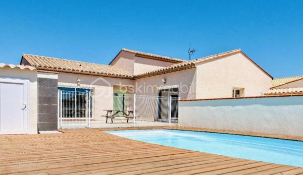 Si vous recherchez une propriété confortable et de qualité pour une résidence principale ou des séjours fréquents les week-ends et pour les vacances au bord de la Méditerranée, alors cette propriété mérite votre intérêt.

Cette villa plain-pied spacieuse et lumineuse est composée de 7 pièces, 3 chambres, avec une belle hauteur sous plafond de 2,6 m, et une grand piscine chauffée, 3 terrasses et un petit jardin potager. Elle a été construite sur mesure sur une parcelle environ de 445 m² dans un quartier résidentiel calme et recherché, mais proche du centre du village, à seulement 5 minutes de la mer avec de magnifiques plages de sable fin entre Port-la-Nouvelle et La Franqui (Leucate). 

La villa étant vendue presque entièrement meublée, vous n’avez plus qu’à poser vos valises et  réaliser immédiatement votre rêve, profitez du doux et magique climat méditerranéen. Bien adaptée aux personnes à la mobilité réduite: porte d’entrée 87cm extensible à 1m27, couloir 1m25 et toutes les portes intérieures 80 cm.

Construction traditionnelle avec toit en tuiles maçonnées et gouttières alu. Double vitrage, volets roulants, climatisation réversible, chauffage central gaz, store banne, carrelage, cuisine ouverte bien équipée avec électroménagers récents, système de surveillance avec caméras extérieures.

Cette villa est prête à vous accueillir ! Contactez-moi pour une visite privée.