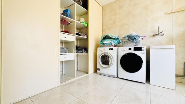 Si vous recherchez une propriété confortable et de qualité pour une résidence principale ou des séjours fréquents les week-ends et pour les vacances au bord de la Méditerranée, alors cette propriété mérite votre intérêt.

Cette villa plain-pied spacieuse et lumineuse est composée de 7 pièces, 3 chambres, avec une belle hauteur sous plafond de 2,6 m, et une grand piscine chauffée, 3 terrasses et un petit jardin potager. Elle a été construite sur mesure sur une parcelle environ de 445 m² dans un quartier résidentiel calme et recherché, mais proche du centre du village, à seulement 5 minutes de la mer avec de magnifiques plages de sable fin entre Port-la-Nouvelle et La Franqui (Leucate). 

La villa étant vendue presque entièrement meublée, vous n’avez plus qu’à poser vos valises et  réaliser immédiatement votre rêve, profitez du doux et magique climat méditerranéen. Bien adaptée aux personnes à la mobilité réduite: porte d’entrée 87cm extensible à 1m27, couloir 1m25 et toutes les portes intérieures 80 cm.

Construction traditionnelle avec toit en tuiles maçonnées et gouttières alu. Double vitrage, volets roulants, climatisation réversible, chauffage central gaz, store banne, carrelage, cuisine ouverte bien équipée avec électroménagers récents, système de surveillance avec caméras extérieures.

Cette villa est prête à vous accueillir ! Contactez-moi pour une visite privée.