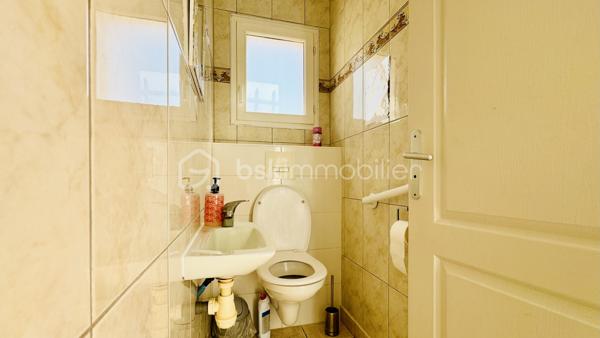 Si vous recherchez une propriété confortable et de qualité pour une résidence principale ou des séjours fréquents les week-ends et pour les vacances au bord de la Méditerranée, alors cette propriété mérite votre intérêt.

Cette villa plain-pied spacieuse et lumineuse est composée de 7 pièces, 3 chambres, avec une belle hauteur sous plafond de 2,6 m, et une grand piscine chauffée, 3 terrasses et un petit jardin potager. Elle a été construite sur mesure sur une parcelle environ de 445 m² dans un quartier résidentiel calme et recherché, mais proche du centre du village, à seulement 5 minutes de la mer avec de magnifiques plages de sable fin entre Port-la-Nouvelle et La Franqui (Leucate). 

La villa étant vendue presque entièrement meublée, vous n’avez plus qu’à poser vos valises et  réaliser immédiatement votre rêve, profitez du doux et magique climat méditerranéen. Bien adaptée aux personnes à la mobilité réduite: porte d’entrée 87cm extensible à 1m27, couloir 1m25 et toutes les portes intérieures 80 cm.

Construction traditionnelle avec toit en tuiles maçonnées et gouttières alu. Double vitrage, volets roulants, climatisation réversible, chauffage central gaz, store banne, carrelage, cuisine ouverte bien équipée avec électroménagers récents, système de surveillance avec caméras extérieures.

Cette villa est prête à vous accueillir ! Contactez-moi pour une visite privée.
