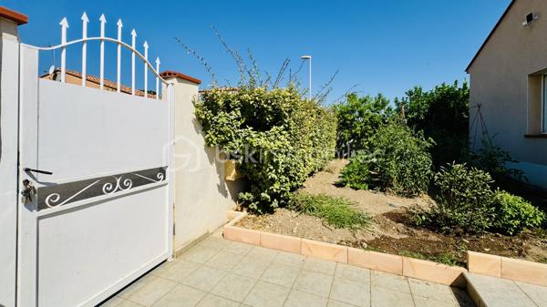 Si vous recherchez une propriété confortable et de qualité pour une résidence principale ou des séjours fréquents les week-ends et pour les vacances au bord de la Méditerranée, alors cette propriété mérite votre intérêt.

Cette villa plain-pied spacieuse et lumineuse est composée de 7 pièces, 3 chambres, avec une belle hauteur sous plafond de 2,6 m, et une grand piscine chauffée, 3 terrasses et un petit jardin potager. Elle a été construite sur mesure sur une parcelle environ de 445 m² dans un quartier résidentiel calme et recherché, mais proche du centre du village, à seulement 5 minutes de la mer avec de magnifiques plages de sable fin entre Port-la-Nouvelle et La Franqui (Leucate). 

La villa étant vendue presque entièrement meublée, vous n’avez plus qu’à poser vos valises et  réaliser immédiatement votre rêve, profitez du doux et magique climat méditerranéen. Bien adaptée aux personnes à la mobilité réduite: porte d’entrée 87cm extensible à 1m27, couloir 1m25 et toutes les portes intérieures 80 cm.

Construction traditionnelle avec toit en tuiles maçonnées et gouttières alu. Double vitrage, volets roulants, climatisation réversible, chauffage central gaz, store banne, carrelage, cuisine ouverte bien équipée avec électroménagers récents, système de surveillance avec caméras extérieures.

Cette villa est prête à vous accueillir ! Contactez-moi pour une visite privée.