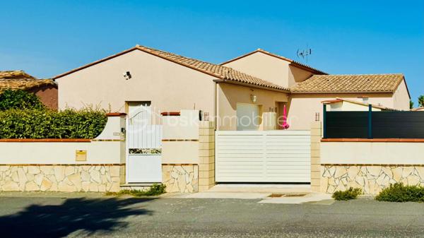 Si vous recherchez une propriété confortable et de qualité pour une résidence principale ou des séjours fréquents les week-ends et pour les vacances au bord de la Méditerranée, alors cette propriété mérite votre intérêt.

Cette villa plain-pied spacieuse et lumineuse est composée de 7 pièces, 3 chambres, avec une belle hauteur sous plafond de 2,6 m, et une grand piscine chauffée, 3 terrasses et un petit jardin potager. Elle a été construite sur mesure sur une parcelle environ de 445 m² dans un quartier résidentiel calme et recherché, mais proche du centre du village, à seulement 5 minutes de la mer avec de magnifiques plages de sable fin entre Port-la-Nouvelle et La Franqui (Leucate). 

La villa étant vendue presque entièrement meublée, vous n’avez plus qu’à poser vos valises et  réaliser immédiatement votre rêve, profitez du doux et magique climat méditerranéen. Bien adaptée aux personnes à la mobilité réduite: porte d’entrée 87cm extensible à 1m27, couloir 1m25 et toutes les portes intérieures 80 cm.

Construction traditionnelle avec toit en tuiles maçonnées et gouttières alu. Double vitrage, volets roulants, climatisation réversible, chauffage central gaz, store banne, carrelage, cuisine ouverte bien équipée avec électroménagers récents, système de surveillance avec caméras extérieures.

Cette villa est prête à vous accueillir ! Contactez-moi pour une visite privée.