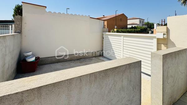 Si vous recherchez une propriété confortable et de qualité pour une résidence principale ou des séjours fréquents les week-ends et pour les vacances au bord de la Méditerranée, alors cette propriété mérite votre intérêt.

Cette villa plain-pied spacieuse et lumineuse est composée de 7 pièces, 3 chambres, avec une belle hauteur sous plafond de 2,6 m, et une grand piscine chauffée, 3 terrasses et un petit jardin potager. Elle a été construite sur mesure sur une parcelle environ de 445 m² dans un quartier résidentiel calme et recherché, mais proche du centre du village, à seulement 5 minutes de la mer avec de magnifiques plages de sable fin entre Port-la-Nouvelle et La Franqui (Leucate). 

La villa étant vendue presque entièrement meublée, vous n’avez plus qu’à poser vos valises et  réaliser immédiatement votre rêve, profitez du doux et magique climat méditerranéen. Bien adaptée aux personnes à la mobilité réduite: porte d’entrée 87cm extensible à 1m27, couloir 1m25 et toutes les portes intérieures 80 cm.

Construction traditionnelle avec toit en tuiles maçonnées et gouttières alu. Double vitrage, volets roulants, climatisation réversible, chauffage central gaz, store banne, carrelage, cuisine ouverte bien équipée avec électroménagers récents, système de surveillance avec caméras extérieures.

Cette villa est prête à vous accueillir ! Contactez-moi pour une visite privée.