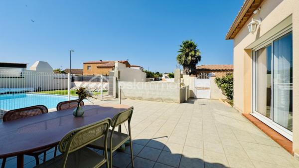 Si vous recherchez une propriété confortable et de qualité pour une résidence principale ou des séjours fréquents les week-ends et pour les vacances au bord de la Méditerranée, alors cette propriété mérite votre intérêt.

Cette villa plain-pied spacieuse et lumineuse est composée de 7 pièces, 3 chambres, avec une belle hauteur sous plafond de 2,6 m, et une grand piscine chauffée, 3 terrasses et un petit jardin potager. Elle a été construite sur mesure sur une parcelle environ de 445 m² dans un quartier résidentiel calme et recherché, mais proche du centre du village, à seulement 5 minutes de la mer avec de magnifiques plages de sable fin entre Port-la-Nouvelle et La Franqui (Leucate). 

La villa étant vendue presque entièrement meublée, vous n’avez plus qu’à poser vos valises et  réaliser immédiatement votre rêve, profitez du doux et magique climat méditerranéen. Bien adaptée aux personnes à la mobilité réduite: porte d’entrée 87cm extensible à 1m27, couloir 1m25 et toutes les portes intérieures 80 cm.

Construction traditionnelle avec toit en tuiles maçonnées et gouttières alu. Double vitrage, volets roulants, climatisation réversible, chauffage central gaz, store banne, carrelage, cuisine ouverte bien équipée avec électroménagers récents, système de surveillance avec caméras extérieures.

Cette villa est prête à vous accueillir ! Contactez-moi pour une visite privée.