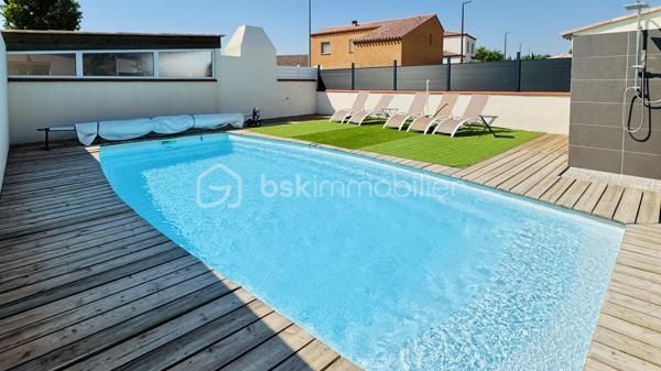 Si vous recherchez une propriété confortable et de qualité pour une résidence principale ou des séjours fréquents les week-ends et pour les vacances au bord de la Méditerranée, alors cette propriété mérite votre intérêt.

Cette villa plain-pied spacieuse et lumineuse est composée de 7 pièces, 3 chambres, avec une belle hauteur sous plafond de 2,6 m, et une grand piscine chauffée, 3 terrasses et un petit jardin potager. Elle a été construite sur mesure sur une parcelle environ de 445 m² dans un quartier résidentiel calme et recherché, mais proche du centre du village, à seulement 5 minutes de la mer avec de magnifiques plages de sable fin entre Port-la-Nouvelle et La Franqui (Leucate). 

La villa étant vendue presque entièrement meublée, vous n’avez plus qu’à poser vos valises et  réaliser immédiatement votre rêve, profitez du doux et magique climat méditerranéen. Bien adaptée aux personnes à la mobilité réduite: porte d’entrée 87cm extensible à 1m27, couloir 1m25 et toutes les portes intérieures 80 cm.

Construction traditionnelle avec toit en tuiles maçonnées et gouttières alu. Double vitrage, volets roulants, climatisation réversible, chauffage central gaz, store banne, carrelage, cuisine ouverte bien équipée avec électroménagers récents, système de surveillance avec caméras extérieures.

Cette villa est prête à vous accueillir ! Contactez-moi pour une visite privée.