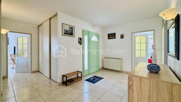 Si vous recherchez une propriété confortable et de qualité pour une résidence principale ou des séjours fréquents les week-ends et pour les vacances au bord de la Méditerranée, alors cette propriété mérite votre intérêt.

Cette villa plain-pied spacieuse et lumineuse est composée de 7 pièces, 3 chambres, avec une belle hauteur sous plafond de 2,6 m, et une grand piscine chauffée, 3 terrasses et un petit jardin potager. Elle a été construite sur mesure sur une parcelle environ de 445 m² dans un quartier résidentiel calme et recherché, mais proche du centre du village, à seulement 5 minutes de la mer avec de magnifiques plages de sable fin entre Port-la-Nouvelle et La Franqui (Leucate). 

La villa étant vendue presque entièrement meublée, vous n’avez plus qu’à poser vos valises et  réaliser immédiatement votre rêve, profitez du doux et magique climat méditerranéen. Bien adaptée aux personnes à la mobilité réduite: porte d’entrée 87cm extensible à 1m27, couloir 1m25 et toutes les portes intérieures 80 cm.

Construction traditionnelle avec toit en tuiles maçonnées et gouttières alu. Double vitrage, volets roulants, climatisation réversible, chauffage central gaz, store banne, carrelage, cuisine ouverte bien équipée avec électroménagers récents, système de surveillance avec caméras extérieures.

Cette villa est prête à vous accueillir ! Contactez-moi pour une visite privée.