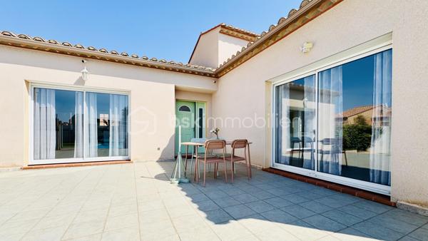 Si vous recherchez une propriété confortable et de qualité pour une résidence principale ou des séjours fréquents les week-ends et pour les vacances au bord de la Méditerranée, alors cette propriété mérite votre intérêt.

Cette villa plain-pied spacieuse et lumineuse est composée de 7 pièces, 3 chambres, avec une belle hauteur sous plafond de 2,6 m, et une grand piscine chauffée, 3 terrasses et un petit jardin potager. Elle a été construite sur mesure sur une parcelle environ de 445 m² dans un quartier résidentiel calme et recherché, mais proche du centre du village, à seulement 5 minutes de la mer avec de magnifiques plages de sable fin entre Port-la-Nouvelle et La Franqui (Leucate). 

La villa étant vendue presque entièrement meublée, vous n’avez plus qu’à poser vos valises et  réaliser immédiatement votre rêve, profitez du doux et magique climat méditerranéen. Bien adaptée aux personnes à la mobilité réduite: porte d’entrée 87cm extensible à 1m27, couloir 1m25 et toutes les portes intérieures 80 cm.

Construction traditionnelle avec toit en tuiles maçonnées et gouttières alu. Double vitrage, volets roulants, climatisation réversible, chauffage central gaz, store banne, carrelage, cuisine ouverte bien équipée avec électroménagers récents, système de surveillance avec caméras extérieures.

Cette villa est prête à vous accueillir ! Contactez-moi pour une visite privée.