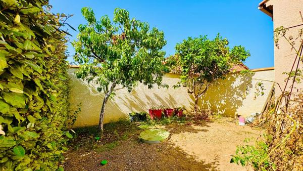 Si vous recherchez une propriété confortable et de qualité pour une résidence principale ou des séjours fréquents les week-ends et pour les vacances au bord de la Méditerranée, alors cette propriété mérite votre intérêt.

Cette villa plain-pied spacieuse et lumineuse est composée de 7 pièces, 3 chambres, avec une belle hauteur sous plafond de 2,6 m, et une grand piscine chauffée, 3 terrasses et un petit jardin potager. Elle a été construite sur mesure sur une parcelle environ de 445 m² dans un quartier résidentiel calme et recherché, mais proche du centre du village, à seulement 5 minutes de la mer avec de magnifiques plages de sable fin entre Port-la-Nouvelle et La Franqui (Leucate). 

La villa étant vendue presque entièrement meublée, vous n’avez plus qu’à poser vos valises et  réaliser immédiatement votre rêve, profitez du doux et magique climat méditerranéen. Bien adaptée aux personnes à la mobilité réduite: porte d’entrée 87cm extensible à 1m27, couloir 1m25 et toutes les portes intérieures 80 cm.

Construction traditionnelle avec toit en tuiles maçonnées et gouttières alu. Double vitrage, volets roulants, climatisation réversible, chauffage central gaz, store banne, carrelage, cuisine ouverte bien équipée avec électroménagers récents, système de surveillance avec caméras extérieures.

Cette villa est prête à vous accueillir ! Contactez-moi pour une visite privée.