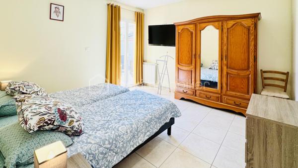 Si vous recherchez une propriété confortable et de qualité pour une résidence principale ou des séjours fréquents les week-ends et pour les vacances au bord de la Méditerranée, alors cette propriété mérite votre intérêt.

Cette villa plain-pied spacieuse et lumineuse est composée de 7 pièces, 3 chambres, avec une belle hauteur sous plafond de 2,6 m, et une grand piscine chauffée, 3 terrasses et un petit jardin potager. Elle a été construite sur mesure sur une parcelle environ de 445 m² dans un quartier résidentiel calme et recherché, mais proche du centre du village, à seulement 5 minutes de la mer avec de magnifiques plages de sable fin entre Port-la-Nouvelle et La Franqui (Leucate). 

La villa étant vendue presque entièrement meublée, vous n’avez plus qu’à poser vos valises et  réaliser immédiatement votre rêve, profitez du doux et magique climat méditerranéen. Bien adaptée aux personnes à la mobilité réduite: porte d’entrée 87cm extensible à 1m27, couloir 1m25 et toutes les portes intérieures 80 cm.

Construction traditionnelle avec toit en tuiles maçonnées et gouttières alu. Double vitrage, volets roulants, climatisation réversible, chauffage central gaz, store banne, carrelage, cuisine ouverte bien équipée avec électroménagers récents, système de surveillance avec caméras extérieures.

Cette villa est prête à vous accueillir ! Contactez-moi pour une visite privée.