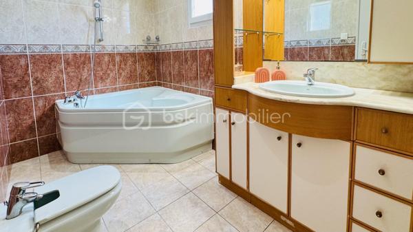 Si vous recherchez une propriété confortable et de qualité pour une résidence principale ou des séjours fréquents les week-ends et pour les vacances au bord de la Méditerranée, alors cette propriété mérite votre intérêt.

Cette villa plain-pied spacieuse et lumineuse est composée de 7 pièces, 3 chambres, avec une belle hauteur sous plafond de 2,6 m, et une grand piscine chauffée, 3 terrasses et un petit jardin potager. Elle a été construite sur mesure sur une parcelle environ de 445 m² dans un quartier résidentiel calme et recherché, mais proche du centre du village, à seulement 5 minutes de la mer avec de magnifiques plages de sable fin entre Port-la-Nouvelle et La Franqui (Leucate). 

La villa étant vendue presque entièrement meublée, vous n’avez plus qu’à poser vos valises et  réaliser immédiatement votre rêve, profitez du doux et magique climat méditerranéen. Bien adaptée aux personnes à la mobilité réduite: porte d’entrée 87cm extensible à 1m27, couloir 1m25 et toutes les portes intérieures 80 cm.

Construction traditionnelle avec toit en tuiles maçonnées et gouttières alu. Double vitrage, volets roulants, climatisation réversible, chauffage central gaz, store banne, carrelage, cuisine ouverte bien équipée avec électroménagers récents, système de surveillance avec caméras extérieures.

Cette villa est prête à vous accueillir ! Contactez-moi pour une visite privée.