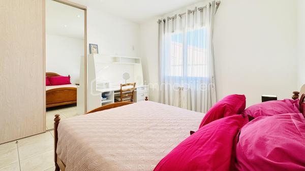 Si vous recherchez une propriété confortable et de qualité pour une résidence principale ou des séjours fréquents les week-ends et pour les vacances au bord de la Méditerranée, alors cette propriété mérite votre intérêt.

Cette villa plain-pied spacieuse et lumineuse est composée de 7 pièces, 3 chambres, avec une belle hauteur sous plafond de 2,6 m, et une grand piscine chauffée, 3 terrasses et un petit jardin potager. Elle a été construite sur mesure sur une parcelle environ de 445 m² dans un quartier résidentiel calme et recherché, mais proche du centre du village, à seulement 5 minutes de la mer avec de magnifiques plages de sable fin entre Port-la-Nouvelle et La Franqui (Leucate). 

La villa étant vendue presque entièrement meublée, vous n’avez plus qu’à poser vos valises et  réaliser immédiatement votre rêve, profitez du doux et magique climat méditerranéen. Bien adaptée aux personnes à la mobilité réduite: porte d’entrée 87cm extensible à 1m27, couloir 1m25 et toutes les portes intérieures 80 cm.

Construction traditionnelle avec toit en tuiles maçonnées et gouttières alu. Double vitrage, volets roulants, climatisation réversible, chauffage central gaz, store banne, carrelage, cuisine ouverte bien équipée avec électroménagers récents, système de surveillance avec caméras extérieures.

Cette villa est prête à vous accueillir ! Contactez-moi pour une visite privée.
