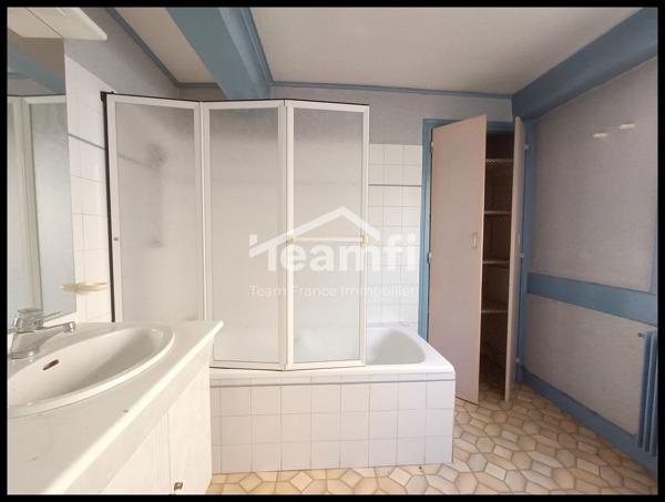 Maison mitoyenne 2 côtés à vendre, 8 pièces - Thiers 63300
