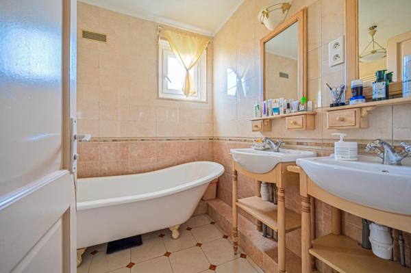 A  2 minutes du Centre Ville d' Alfortville, et à 8 minutes de la Gare RER D Maisons Alfort / Alfortville