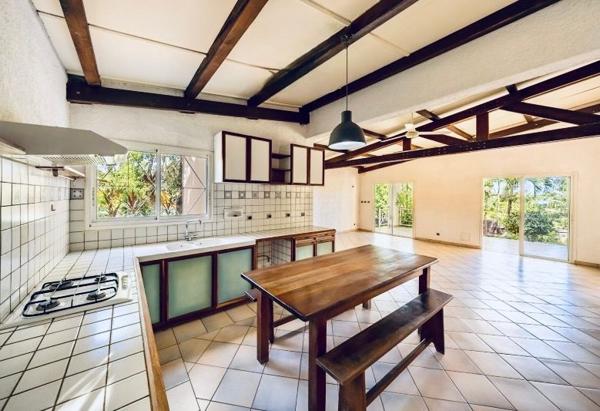 Eden – maison d’architecte de 245 m² à vendre à La Possession / Sainte‑Thérèse – jardin tropical 1 900 m², piscine & dépendance