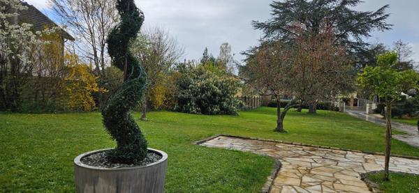 Maison lumineuse au calme avec dépendances et jardin