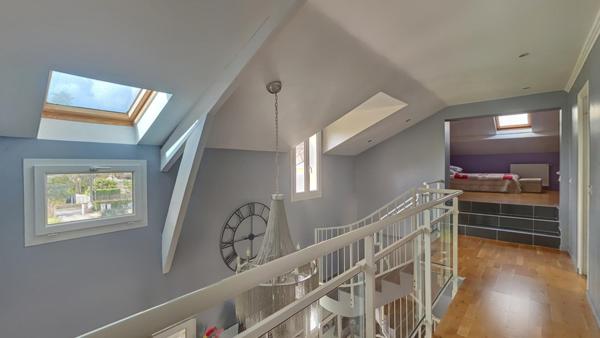 Maison lumineuse au calme avec dépendances et jardin