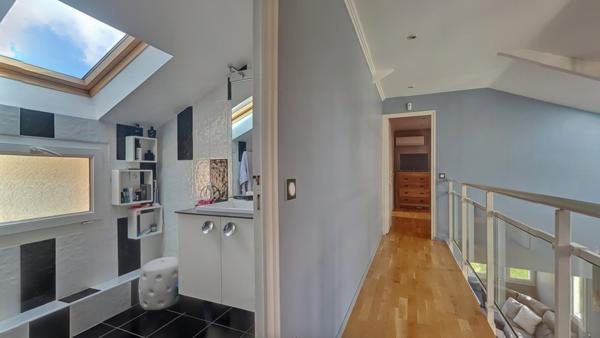 Maison lumineuse au calme avec dépendances et jardin