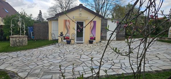 Maison lumineuse au calme avec dépendances et jardin