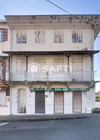SAINT-PIERRE : Immeuble de 288m² Vue mer et montagne