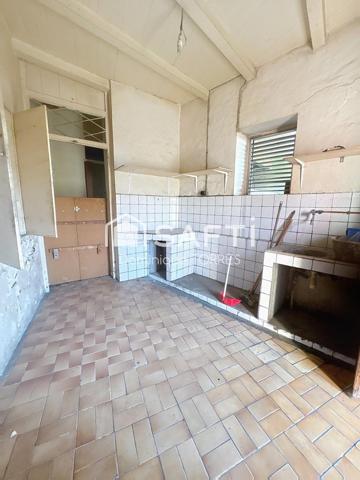 SAINT-PIERRE : Immeuble de 288m² Vue mer et montagne