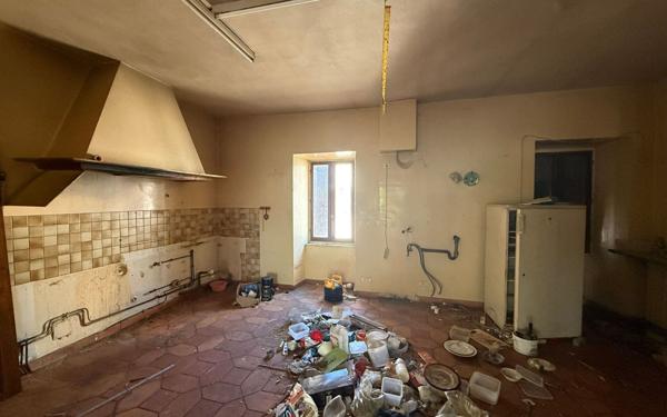 Maison à vendre    6 pièces •  Lablachère