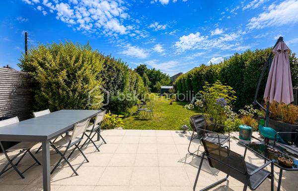 À proximité immédiate des commerces, découvrez cette charmante maison de 120 m² habitables (96 m² Loi Carrez), alliant le cachet de l'ancien au confort d'une rénovation récente.
Elle offre une belle pièce de vie lumineuse avec cuisine ouverte, prolongée par le jardin, idéale pour partager des moments en famille ou entre amis. Le rez-de-chaussée comprend également deux chambres, une salle de bains et un WC indépendant. À l'étage, vous profiterez d'une spacieuse suite parentale avec salle d'eau et WC, offrant un espace nuit confortable et indépendant.
Implantée sur un terrain clos de 836 m², cette maison bénéficie d'un agréable extérieur avec un grand abri de jardin, idéal pour le rangement, le bricolage, le stockage ou la création d'un atelier.
Les atouts :
✔️ 120 m² habitables (96 m² Loi Carrez)
✔️ Extension et rénovation récentes
✔️ Vie de plain-pied
✔️ Suite parentale à l'étage
✔️ Terrain clos de 836 m²
✔️ Grand abri de jardin
✔️ Proximité immédiate des commerces
✔️ À quelques minutes de Dinard et de Saint-Malo
Une maison chaleureuse, lumineuse et pleine de charme, idéale pour une famille en quête de confort et de tranquillité. Une visite s'impose pour découvrir tout son potentiel !