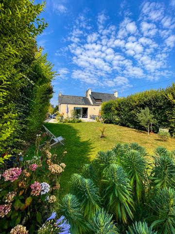 À proximité immédiate des commerces, découvrez cette charmante maison de 120 m² habitables (96 m² Loi Carrez), alliant le cachet de l'ancien au confort d'une rénovation récente.
Elle offre une belle pièce de vie lumineuse avec cuisine ouverte, prolongée par le jardin, idéale pour partager des moments en famille ou entre amis. Le rez-de-chaussée comprend également deux chambres, une salle de bains et un WC indépendant. À l'étage, vous profiterez d'une spacieuse suite parentale avec salle d'eau et WC, offrant un espace nuit confortable et indépendant.
Implantée sur un terrain clos de 836 m², cette maison bénéficie d'un agréable extérieur avec un grand abri de jardin, idéal pour le rangement, le bricolage, le stockage ou la création d'un atelier.
Les atouts :
✔️ 120 m² habitables (96 m² Loi Carrez)
✔️ Extension et rénovation récentes
✔️ Vie de plain-pied
✔️ Suite parentale à l'étage
✔️ Terrain clos de 836 m²
✔️ Grand abri de jardin
✔️ Proximité immédiate des commerces
✔️ À quelques minutes de Dinard et de Saint-Malo
Une maison chaleureuse, lumineuse et pleine de charme, idéale pour une famille en quête de confort et de tranquillité. Une visite s'impose pour découvrir tout son potentiel !