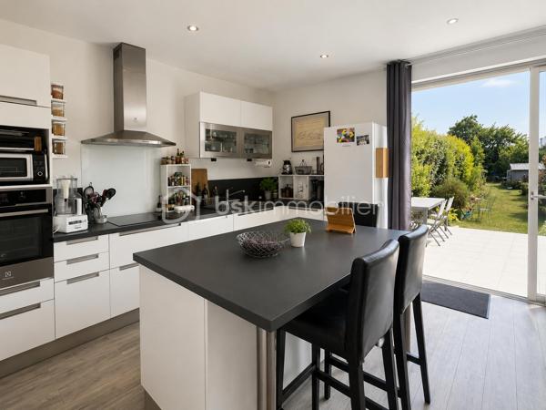 À proximité immédiate des commerces, découvrez cette charmante maison de 120 m² habitables (96 m² Loi Carrez), alliant le cachet de l'ancien au confort d'une rénovation récente.
Elle offre une belle pièce de vie lumineuse avec cuisine ouverte, prolongée par le jardin, idéale pour partager des moments en famille ou entre amis. Le rez-de-chaussée comprend également deux chambres, une salle de bains et un WC indépendant. À l'étage, vous profiterez d'une spacieuse suite parentale avec salle d'eau et WC, offrant un espace nuit confortable et indépendant.
Implantée sur un terrain clos de 836 m², cette maison bénéficie d'un agréable extérieur avec un grand abri de jardin, idéal pour le rangement, le bricolage, le stockage ou la création d'un atelier.
Les atouts :
✔️ 120 m² habitables (96 m² Loi Carrez)
✔️ Extension et rénovation récentes
✔️ Vie de plain-pied
✔️ Suite parentale à l'étage
✔️ Terrain clos de 836 m²
✔️ Grand abri de jardin
✔️ Proximité immédiate des commerces
✔️ À quelques minutes de Dinard et de Saint-Malo
Une maison chaleureuse, lumineuse et pleine de charme, idéale pour une famille en quête de confort et de tranquillité. Une visite s'impose pour découvrir tout son potentiel !