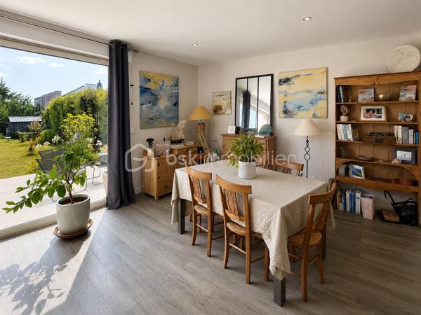 À proximité immédiate des commerces, découvrez cette charmante maison de 120 m² habitables (96 m² Loi Carrez), alliant le cachet de l'ancien au confort d'une rénovation récente.
Elle offre une belle pièce de vie lumineuse avec cuisine ouverte, prolongée par le jardin, idéale pour partager des moments en famille ou entre amis. Le rez-de-chaussée comprend également deux chambres, une salle de bains et un WC indépendant. À l'étage, vous profiterez d'une spacieuse suite parentale avec salle d'eau et WC, offrant un espace nuit confortable et indépendant.
Implantée sur un terrain clos de 836 m², cette maison bénéficie d'un agréable extérieur avec un grand abri de jardin, idéal pour le rangement, le bricolage, le stockage ou la création d'un atelier.
Les atouts :
✔️ 120 m² habitables (96 m² Loi Carrez)
✔️ Extension et rénovation récentes
✔️ Vie de plain-pied
✔️ Suite parentale à l'étage
✔️ Terrain clos de 836 m²
✔️ Grand abri de jardin
✔️ Proximité immédiate des commerces
✔️ À quelques minutes de Dinard et de Saint-Malo
Une maison chaleureuse, lumineuse et pleine de charme, idéale pour une famille en quête de confort et de tranquillité. Une visite s'impose pour découvrir tout son potentiel !