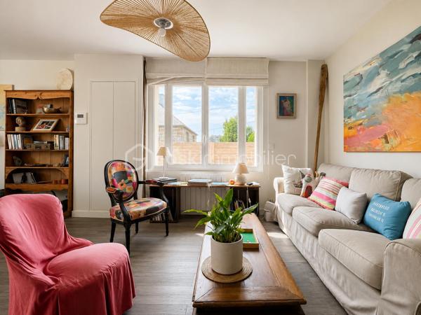 À proximité immédiate des commerces, découvrez cette charmante maison de 120 m² habitables (96 m² Loi Carrez), alliant le cachet de l'ancien au confort d'une rénovation récente.
Elle offre une belle pièce de vie lumineuse avec cuisine ouverte, prolongée par le jardin, idéale pour partager des moments en famille ou entre amis. Le rez-de-chaussée comprend également deux chambres, une salle de bains et un WC indépendant. À l'étage, vous profiterez d'une spacieuse suite parentale avec salle d'eau et WC, offrant un espace nuit confortable et indépendant.
Implantée sur un terrain clos de 836 m², cette maison bénéficie d'un agréable extérieur avec un grand abri de jardin, idéal pour le rangement, le bricolage, le stockage ou la création d'un atelier.
Les atouts :
✔️ 120 m² habitables (96 m² Loi Carrez)
✔️ Extension et rénovation récentes
✔️ Vie de plain-pied
✔️ Suite parentale à l'étage
✔️ Terrain clos de 836 m²
✔️ Grand abri de jardin
✔️ Proximité immédiate des commerces
✔️ À quelques minutes de Dinard et de Saint-Malo
Une maison chaleureuse, lumineuse et pleine de charme, idéale pour une famille en quête de confort et de tranquillité. Une visite s'impose pour découvrir tout son potentiel !