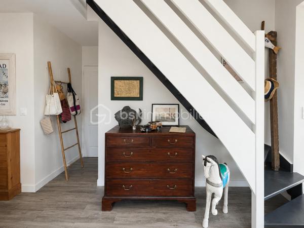 À proximité immédiate des commerces, découvrez cette charmante maison de 120 m² habitables (96 m² Loi Carrez), alliant le cachet de l'ancien au confort d'une rénovation récente.
Elle offre une belle pièce de vie lumineuse avec cuisine ouverte, prolongée par le jardin, idéale pour partager des moments en famille ou entre amis. Le rez-de-chaussée comprend également deux chambres, une salle de bains et un WC indépendant. À l'étage, vous profiterez d'une spacieuse suite parentale avec salle d'eau et WC, offrant un espace nuit confortable et indépendant.
Implantée sur un terrain clos de 836 m², cette maison bénéficie d'un agréable extérieur avec un grand abri de jardin, idéal pour le rangement, le bricolage, le stockage ou la création d'un atelier.
Les atouts :
✔️ 120 m² habitables (96 m² Loi Carrez)
✔️ Extension et rénovation récentes
✔️ Vie de plain-pied
✔️ Suite parentale à l'étage
✔️ Terrain clos de 836 m²
✔️ Grand abri de jardin
✔️ Proximité immédiate des commerces
✔️ À quelques minutes de Dinard et de Saint-Malo
Une maison chaleureuse, lumineuse et pleine de charme, idéale pour une famille en quête de confort et de tranquillité. Une visite s'impose pour découvrir tout son potentiel !