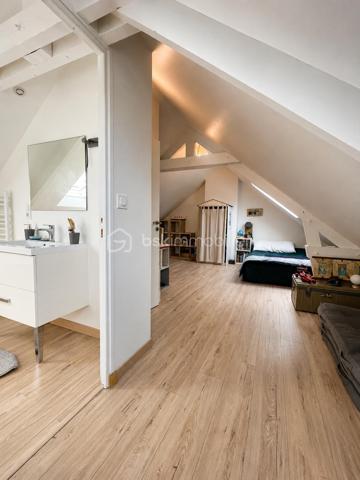 À proximité immédiate des commerces, découvrez cette charmante maison de 120 m² habitables (96 m² Loi Carrez), alliant le cachet de l'ancien au confort d'une rénovation récente.
Elle offre une belle pièce de vie lumineuse avec cuisine ouverte, prolongée par le jardin, idéale pour partager des moments en famille ou entre amis. Le rez-de-chaussée comprend également deux chambres, une salle de bains et un WC indépendant. À l'étage, vous profiterez d'une spacieuse suite parentale avec salle d'eau et WC, offrant un espace nuit confortable et indépendant.
Implantée sur un terrain clos de 836 m², cette maison bénéficie d'un agréable extérieur avec un grand abri de jardin, idéal pour le rangement, le bricolage, le stockage ou la création d'un atelier.
Les atouts :
✔️ 120 m² habitables (96 m² Loi Carrez)
✔️ Extension et rénovation récentes
✔️ Vie de plain-pied
✔️ Suite parentale à l'étage
✔️ Terrain clos de 836 m²
✔️ Grand abri de jardin
✔️ Proximité immédiate des commerces
✔️ À quelques minutes de Dinard et de Saint-Malo
Une maison chaleureuse, lumineuse et pleine de charme, idéale pour une famille en quête de confort et de tranquillité. Une visite s'impose pour découvrir tout son potentiel !