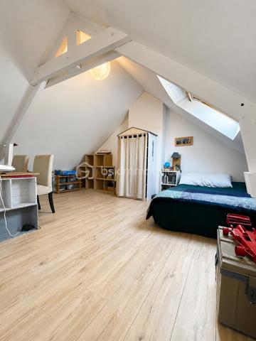 À proximité immédiate des commerces, découvrez cette charmante maison de 120 m² habitables (96 m² Loi Carrez), alliant le cachet de l'ancien au confort d'une rénovation récente.
Elle offre une belle pièce de vie lumineuse avec cuisine ouverte, prolongée par le jardin, idéale pour partager des moments en famille ou entre amis. Le rez-de-chaussée comprend également deux chambres, une salle de bains et un WC indépendant. À l'étage, vous profiterez d'une spacieuse suite parentale avec salle d'eau et WC, offrant un espace nuit confortable et indépendant.
Implantée sur un terrain clos de 836 m², cette maison bénéficie d'un agréable extérieur avec un grand abri de jardin, idéal pour le rangement, le bricolage, le stockage ou la création d'un atelier.
Les atouts :
✔️ 120 m² habitables (96 m² Loi Carrez)
✔️ Extension et rénovation récentes
✔️ Vie de plain-pied
✔️ Suite parentale à l'étage
✔️ Terrain clos de 836 m²
✔️ Grand abri de jardin
✔️ Proximité immédiate des commerces
✔️ À quelques minutes de Dinard et de Saint-Malo
Une maison chaleureuse, lumineuse et pleine de charme, idéale pour une famille en quête de confort et de tranquillité. Une visite s'impose pour découvrir tout son potentiel !