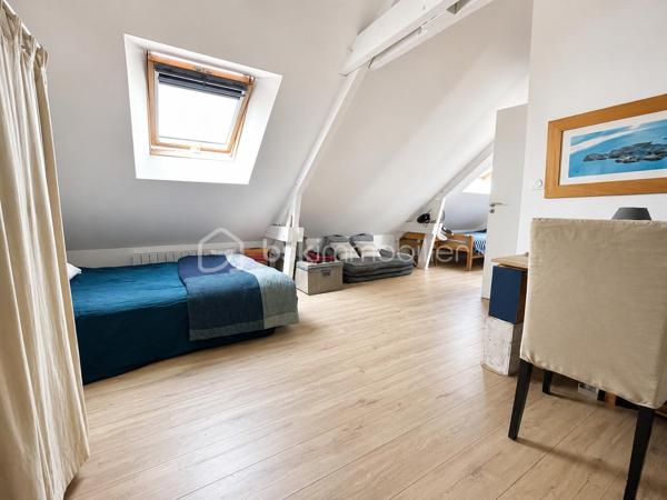 À proximité immédiate des commerces, découvrez cette charmante maison de 120 m² habitables (96 m² Loi Carrez), alliant le cachet de l'ancien au confort d'une rénovation récente.
Elle offre une belle pièce de vie lumineuse avec cuisine ouverte, prolongée par le jardin, idéale pour partager des moments en famille ou entre amis. Le rez-de-chaussée comprend également deux chambres, une salle de bains et un WC indépendant. À l'étage, vous profiterez d'une spacieuse suite parentale avec salle d'eau et WC, offrant un espace nuit confortable et indépendant.
Implantée sur un terrain clos de 836 m², cette maison bénéficie d'un agréable extérieur avec un grand abri de jardin, idéal pour le rangement, le bricolage, le stockage ou la création d'un atelier.
Les atouts :
✔️ 120 m² habitables (96 m² Loi Carrez)
✔️ Extension et rénovation récentes
✔️ Vie de plain-pied
✔️ Suite parentale à l'étage
✔️ Terrain clos de 836 m²
✔️ Grand abri de jardin
✔️ Proximité immédiate des commerces
✔️ À quelques minutes de Dinard et de Saint-Malo
Une maison chaleureuse, lumineuse et pleine de charme, idéale pour une famille en quête de confort et de tranquillité. Une visite s'impose pour découvrir tout son potentiel !