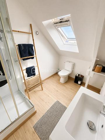 À proximité immédiate des commerces, découvrez cette charmante maison de 120 m² habitables (96 m² Loi Carrez), alliant le cachet de l'ancien au confort d'une rénovation récente.
Elle offre une belle pièce de vie lumineuse avec cuisine ouverte, prolongée par le jardin, idéale pour partager des moments en famille ou entre amis. Le rez-de-chaussée comprend également deux chambres, une salle de bains et un WC indépendant. À l'étage, vous profiterez d'une spacieuse suite parentale avec salle d'eau et WC, offrant un espace nuit confortable et indépendant.
Implantée sur un terrain clos de 836 m², cette maison bénéficie d'un agréable extérieur avec un grand abri de jardin, idéal pour le rangement, le bricolage, le stockage ou la création d'un atelier.
Les atouts :
✔️ 120 m² habitables (96 m² Loi Carrez)
✔️ Extension et rénovation récentes
✔️ Vie de plain-pied
✔️ Suite parentale à l'étage
✔️ Terrain clos de 836 m²
✔️ Grand abri de jardin
✔️ Proximité immédiate des commerces
✔️ À quelques minutes de Dinard et de Saint-Malo
Une maison chaleureuse, lumineuse et pleine de charme, idéale pour une famille en quête de confort et de tranquillité. Une visite s'impose pour découvrir tout son potentiel !