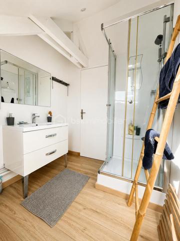 À proximité immédiate des commerces, découvrez cette charmante maison de 120 m² habitables (96 m² Loi Carrez), alliant le cachet de l'ancien au confort d'une rénovation récente.
Elle offre une belle pièce de vie lumineuse avec cuisine ouverte, prolongée par le jardin, idéale pour partager des moments en famille ou entre amis. Le rez-de-chaussée comprend également deux chambres, une salle de bains et un WC indépendant. À l'étage, vous profiterez d'une spacieuse suite parentale avec salle d'eau et WC, offrant un espace nuit confortable et indépendant.
Implantée sur un terrain clos de 836 m², cette maison bénéficie d'un agréable extérieur avec un grand abri de jardin, idéal pour le rangement, le bricolage, le stockage ou la création d'un atelier.
Les atouts :
✔️ 120 m² habitables (96 m² Loi Carrez)
✔️ Extension et rénovation récentes
✔️ Vie de plain-pied
✔️ Suite parentale à l'étage
✔️ Terrain clos de 836 m²
✔️ Grand abri de jardin
✔️ Proximité immédiate des commerces
✔️ À quelques minutes de Dinard et de Saint-Malo
Une maison chaleureuse, lumineuse et pleine de charme, idéale pour une famille en quête de confort et de tranquillité. Une visite s'impose pour découvrir tout son potentiel !